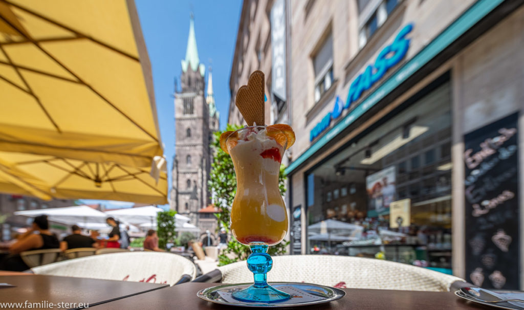Eisbecher in der Fußgängerzone in Nürnberg vor der St. Lorenz - Kirche