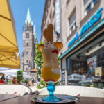 Eisbecher in der Fußgängerzone in Nürnberg vor der St. Lorenz - Kirche