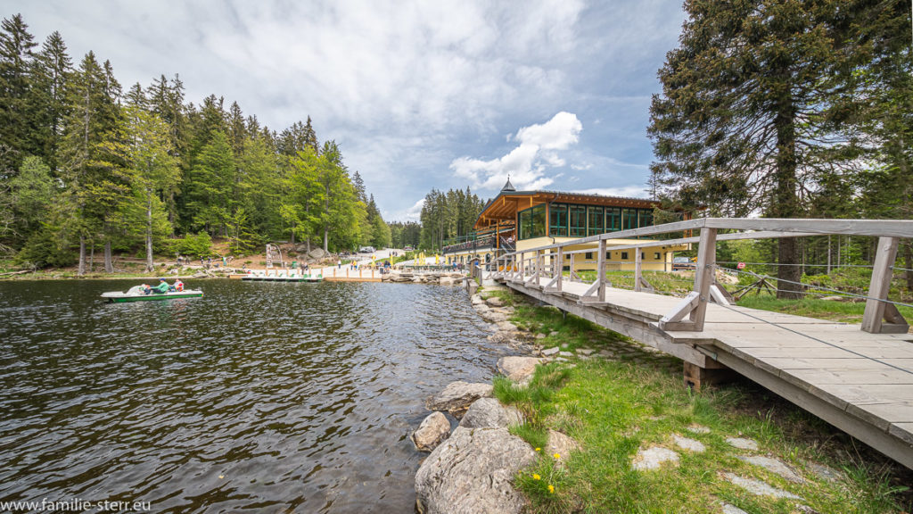 Blick aus dem Wald auf den Tretbootanleger und das Restaurant Arbersee