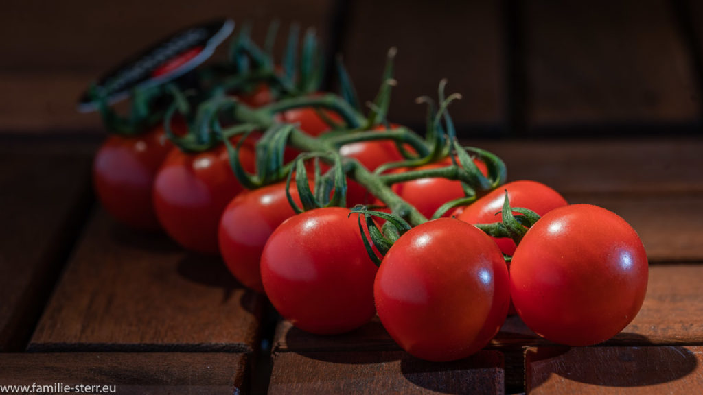 rine Rispe mit Kirschtomaten