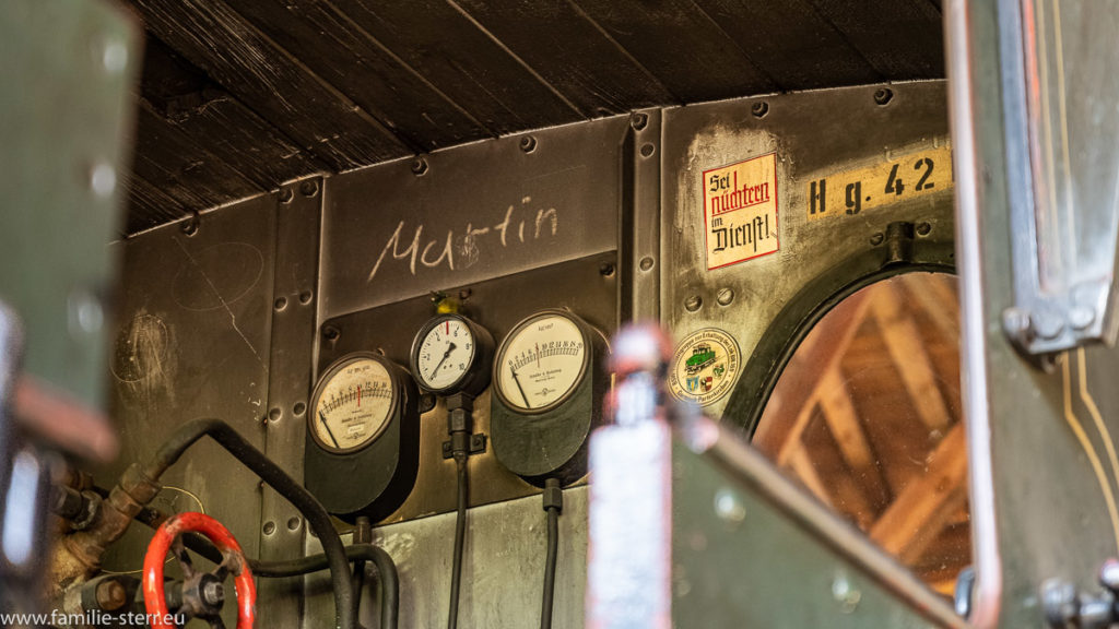 Führerstand einer Dampflok im Localbahnmuseum Bayerisch Eisenstein mit dem Aufkleber "Sei nüchtern im Dienst"