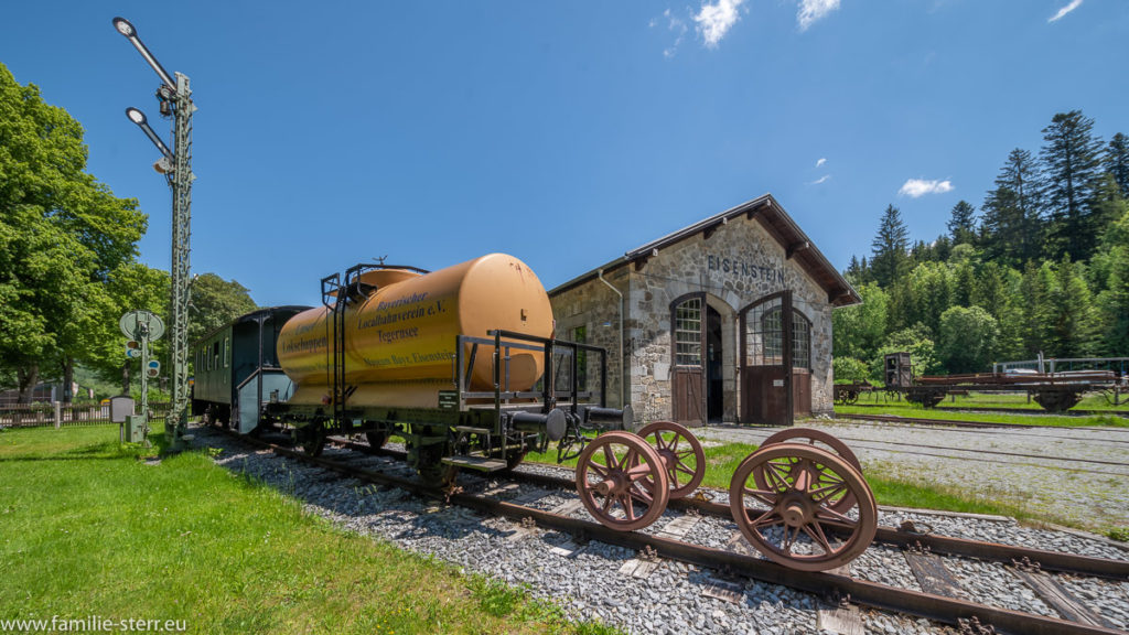 Waggons und ein Signal vor dem Lokschuppen am Lokalbahnmuseum in Bayerisch Eisenstein im Bayerischen Wald