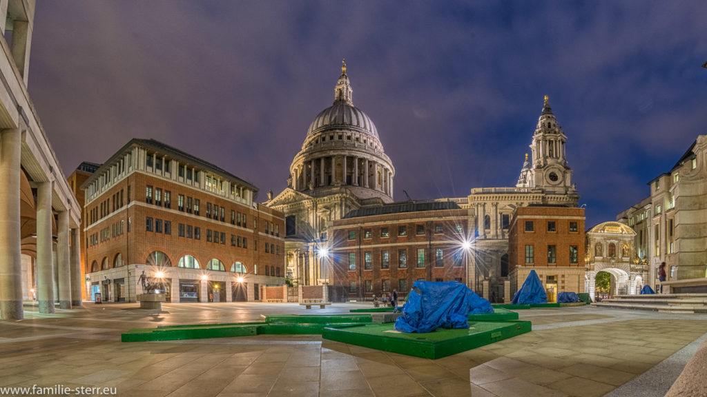 Paternoster Square bei Nacht mit der beleuchteten Kuppel der St. Paul's Cathedral im Hintergrund