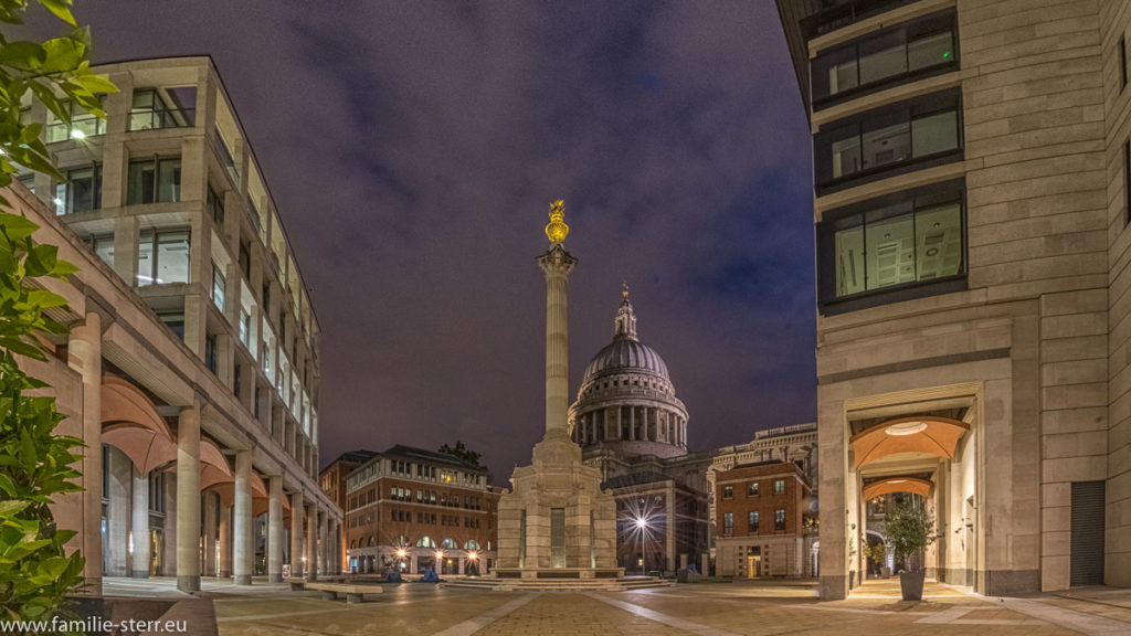 Paternoster Square bei Nacht mit der beleuchteten Kuppel der St. Paul's Cathedral im Hintergrund