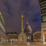 Paternoster Square bei Nacht mit der beleuchteten Kuppel der St. Paul's Cathedral im Hintergrund