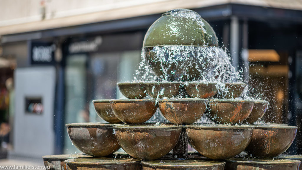 der obere Teil des der Schalen - Kaskaden - Brunnen in Nürnberg in der Kaiserstraße