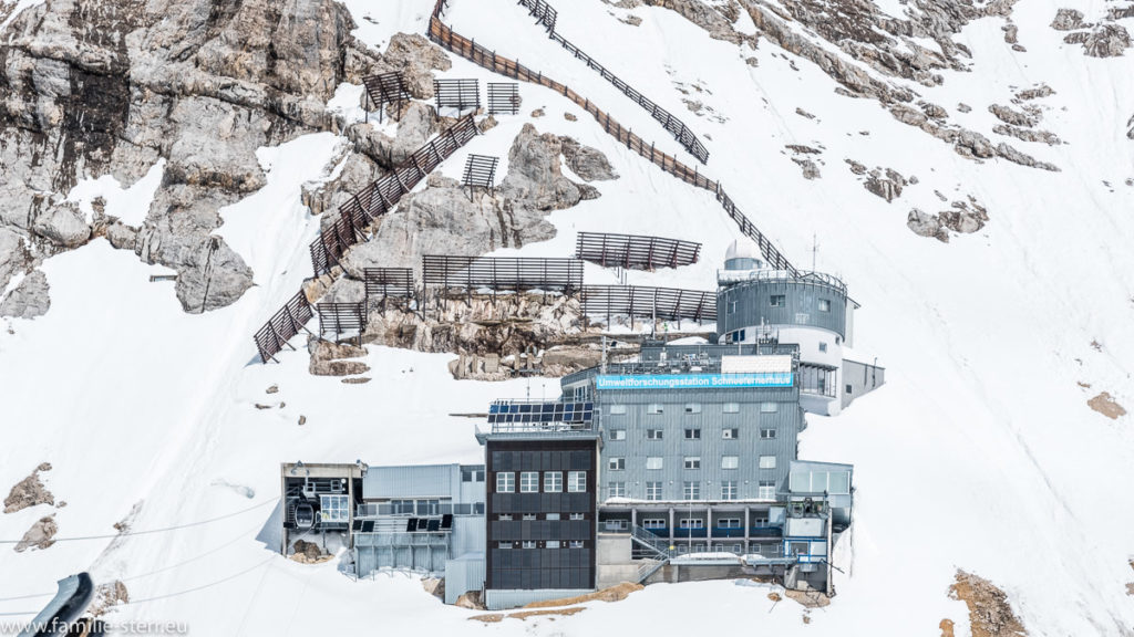 Umweltforschungsstation Schneefernerhaus unter dem Zugspitzgipfel im Schnee