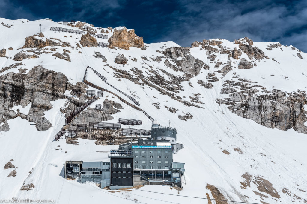 Umweltforschungsstation Schneefernerhaus unter dem Zugspitzgipfel im Schnee