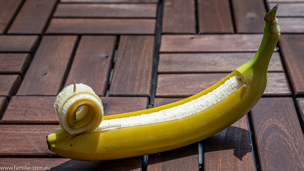 vorbereitete Banane zur Füllung mit Schokolade und anschließender Vergrillung