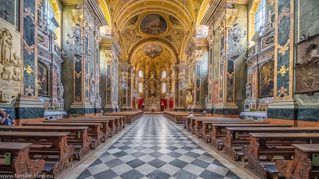 Blick entlang des Hauptschiffs im Brixner Dom auf den Altarraum und den Hochaltar