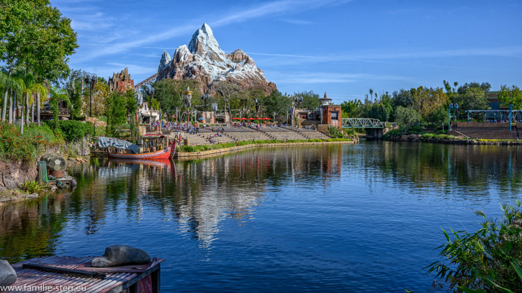 strahlend blauer Himmel über der Achterbahn "Expedition Everest" im Animal Kingdom, Disney World, Florida