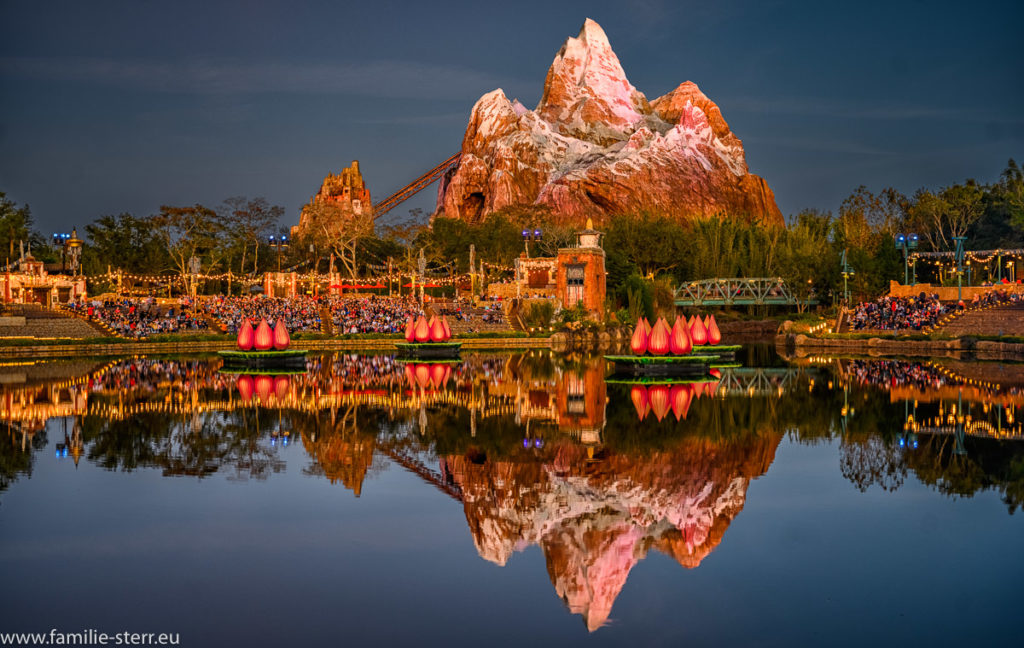 Blick auf die Achterbahn "Expedition Everest" im Animal Kingdom zur blauen Stunde