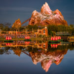 Blick auf die Achterbahn "Expedition Everest" im Animal Kingdom zur blauen Stunde