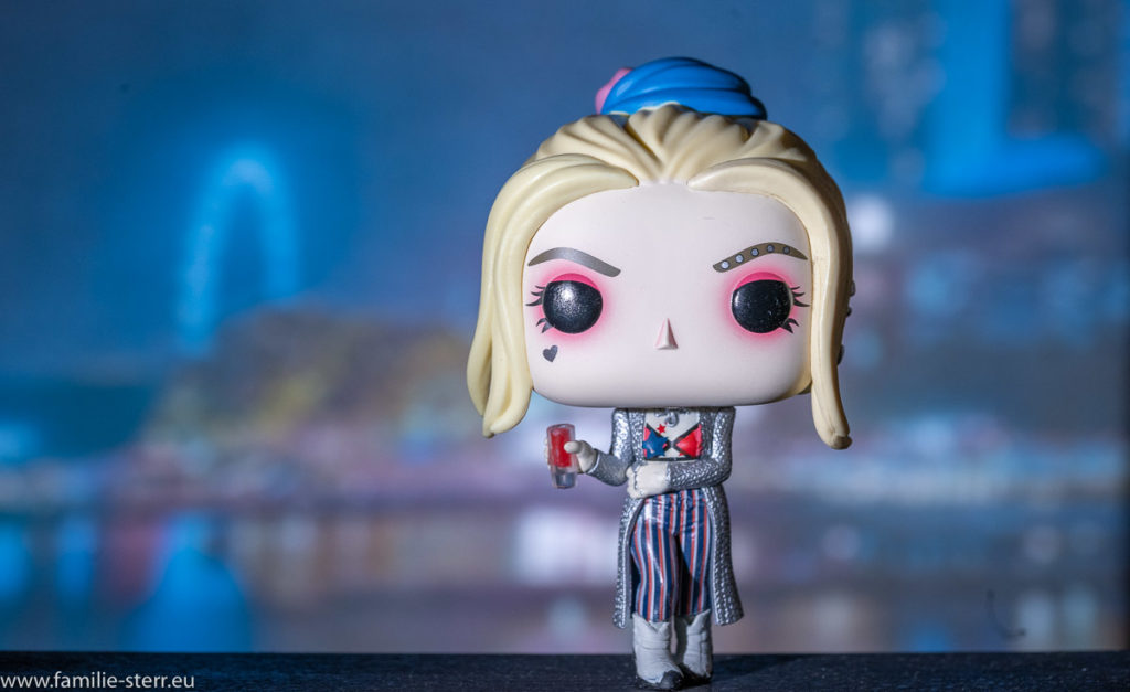 Harley Quinn als Funko-Pop-Figur vor dem Marina May Sands Hotel an der Marina Bay in Singapur