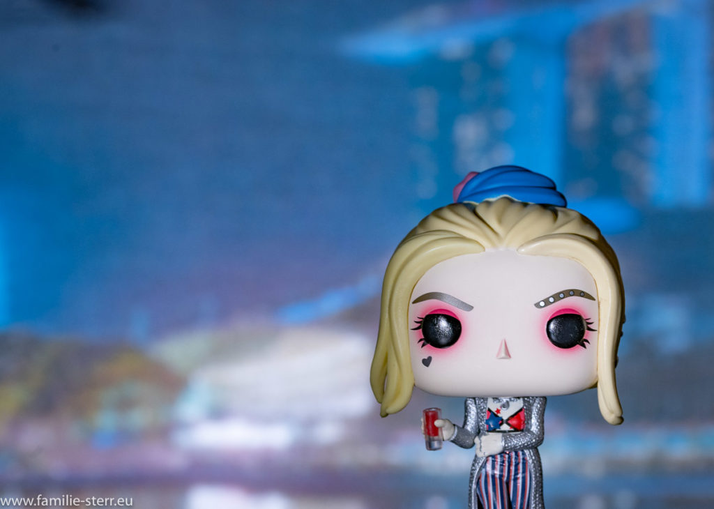 Harley Quinn als Funko-Pop-Figur vor dem Marina May Sands Hotel an der Marina Bay in Singapur