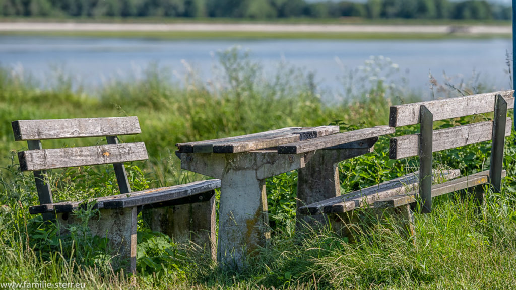 verwitterte Bänke und ein Tisch am Stausee Moosburg ( Vogelfreistätte Mittlere Isarstauseen