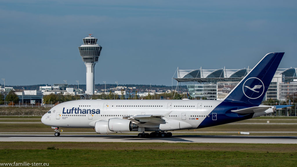 Airbus A380 D-AIMD auf der südlichen Startbahn am Flughafen München mit dem Tower im Hintergrund