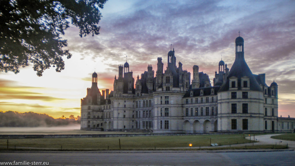 Sonnenaufgang und Morgenneben am Schloss Chambord