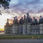 Sonnenaufgang und Morgenneben am Schloss Chambord