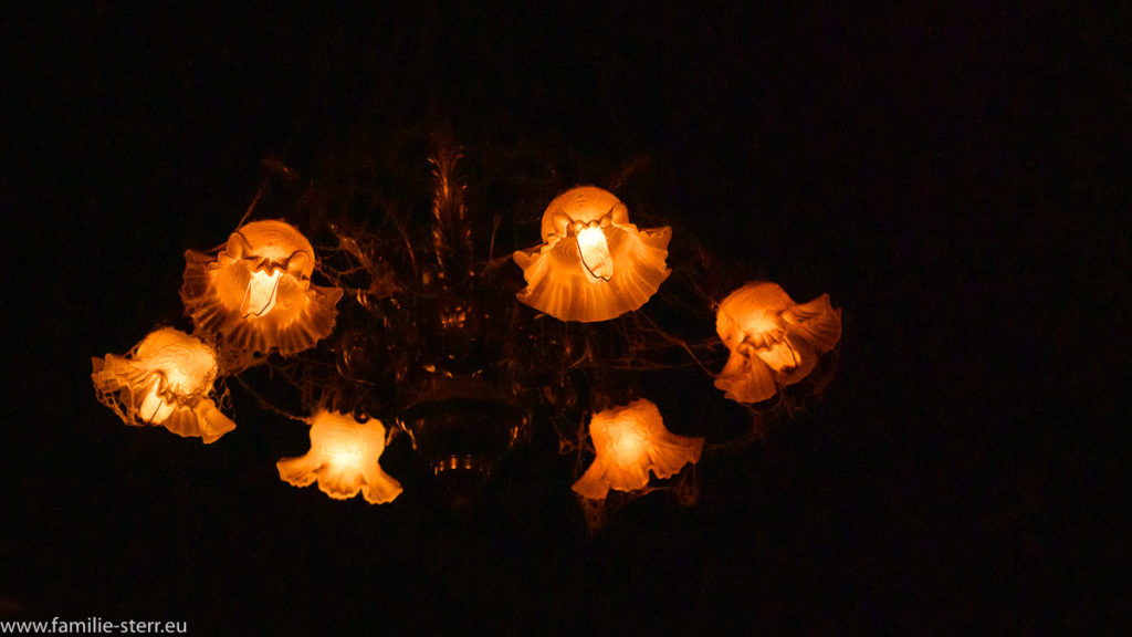 düstere Lampe mit vielen Spinnweben in der Haunted Mansion, Disney World, Florida