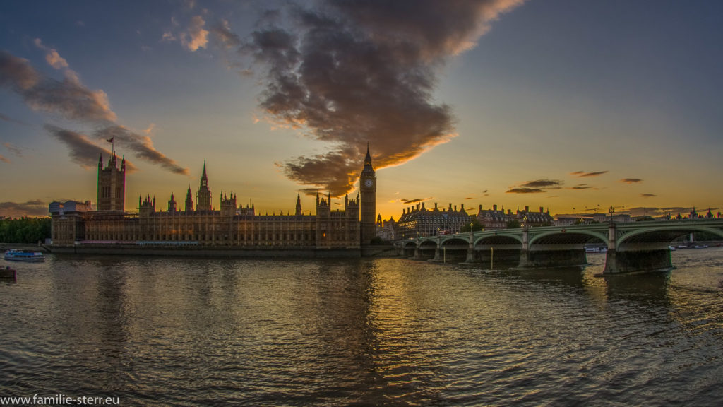 Sonnenuntergang über dem Parlamentsgebäude und Big Ben in London