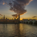 Sonnenuntergang über dem Parlamentsgebäude und Big Ben in London