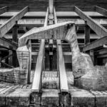 Betonkunstwerk hinter der Tribüne an der Olympia - Regattaanlage in Oberschleißheim