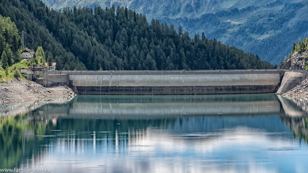 Sicht über den Neves - Stausee zum Staudamm am Ende des Sees