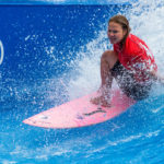 Surferin auf dem Board in der stehende Welle beim Surf and Style im Munich Airport Center