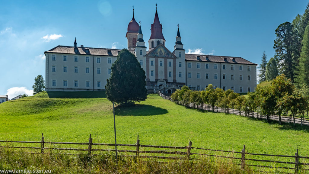 Blick von unten auf den Konvent und die Wallfahrtskirche Maria Weißenstein