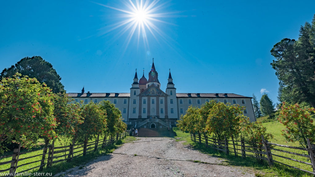 Wallfahrtskirche Maria Weißenstein unter strahlender Sonne am Ende des Wanderwegs