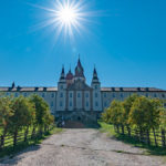 Wallfahrtskirche Maria Weißenstein unter strahlender Sonne am Ende des Wanderwegs