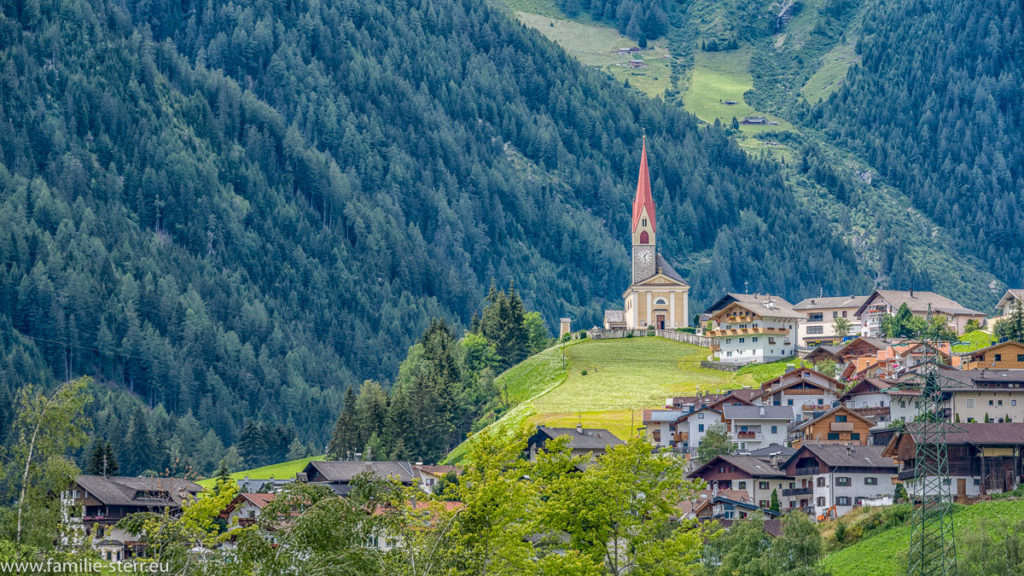Die Kirche Mühlwald liegt auf einem Hügel oberhalb des Orts