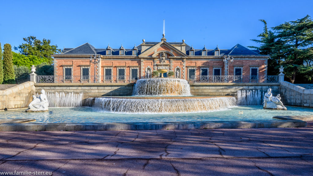 Brunnen vor der Gartenseite des Palauet Albeniz in Barcelona