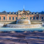 Brunnen vor der Gartenseite des Palauet Albeniz in Barcelona