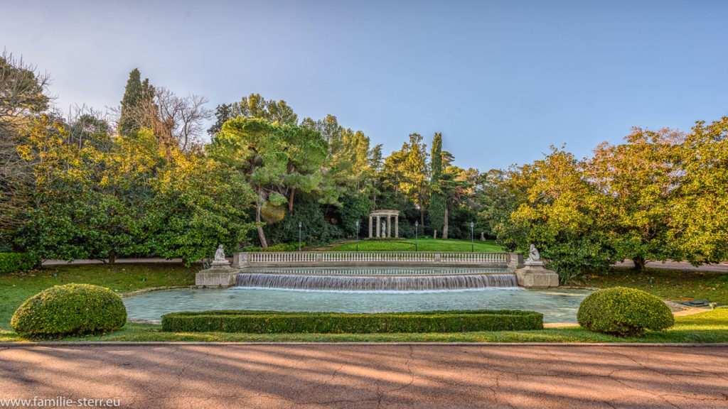 Brunnenanlage im den Joan Margall - Gärten vor dem Palauet Albeniz in Barcelona