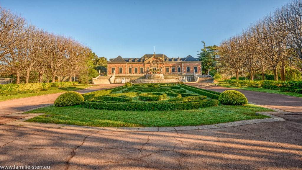 Blick über den Joan Maragall . Garten auf den Albeniz - Palast