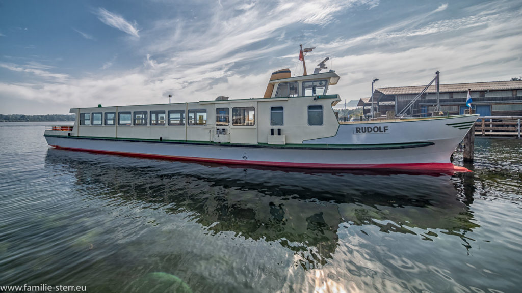 die MS Rudolf der Chiemsee - Schifffahrt im Hafen von Prien Stock