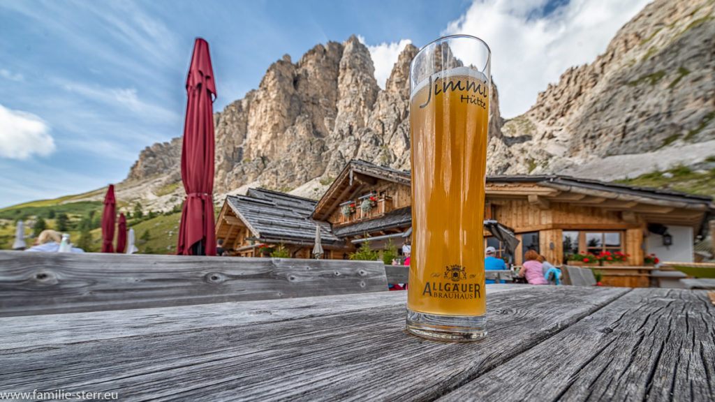 Weißbier auf der Jimmi - Hütte am Fuße der Cir-Spitzen in Südtirol