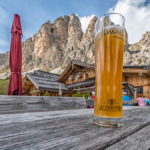 Weißbier auf der Jimmi - Hütte am Fuße der Cir-Spitzen in Südtirol