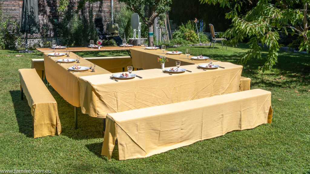 Geburtstagstisch zu Hana-Freimut Nutzens Geburtstag im Garten