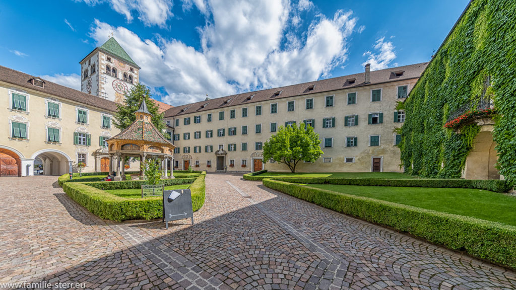 Der Innenhof des Kloster Neustift bei Brixen in Südtirol