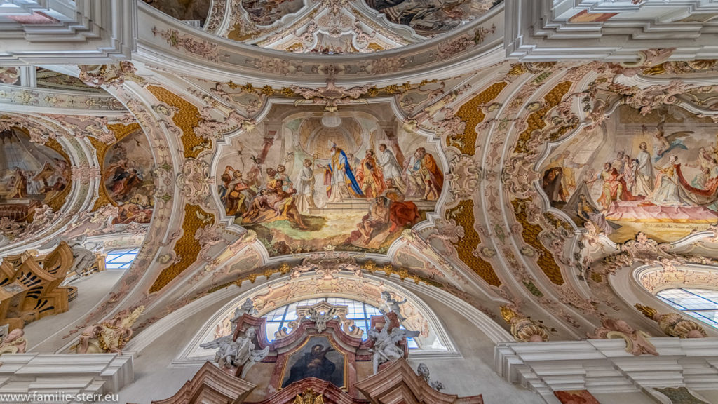 Ein Deckenfresko in der Stiftskirche des Kloster Neustift bei Brixen in Südtirol