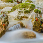 Steine und bunte Blätter im Auerbach bei Bayrischzell