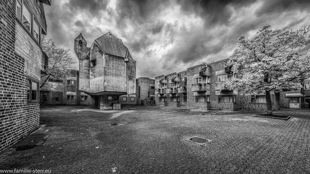 Hof des ehemaligen Altenzentrums St. Hildegard in Form eines Burghofs in Düsseldorf - Garath Südwest in schwarz weiß