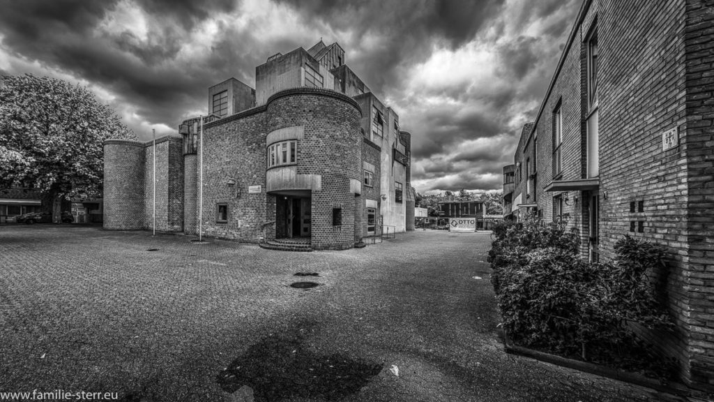 dunkle Wolken über der modernen Matthäus - Kirche in Garath - Südwest in Düsseldorf