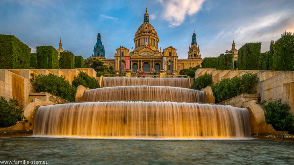 abendlich beleuchtete Kaskade unterhalb des Museu Nacional d'Art de Catalunya in Barcelona