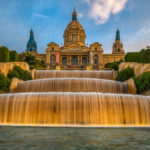 abendlich beleuchtete Kaskade unterhalb des Museu Nacional d'Art de Catalunya in Barcelona