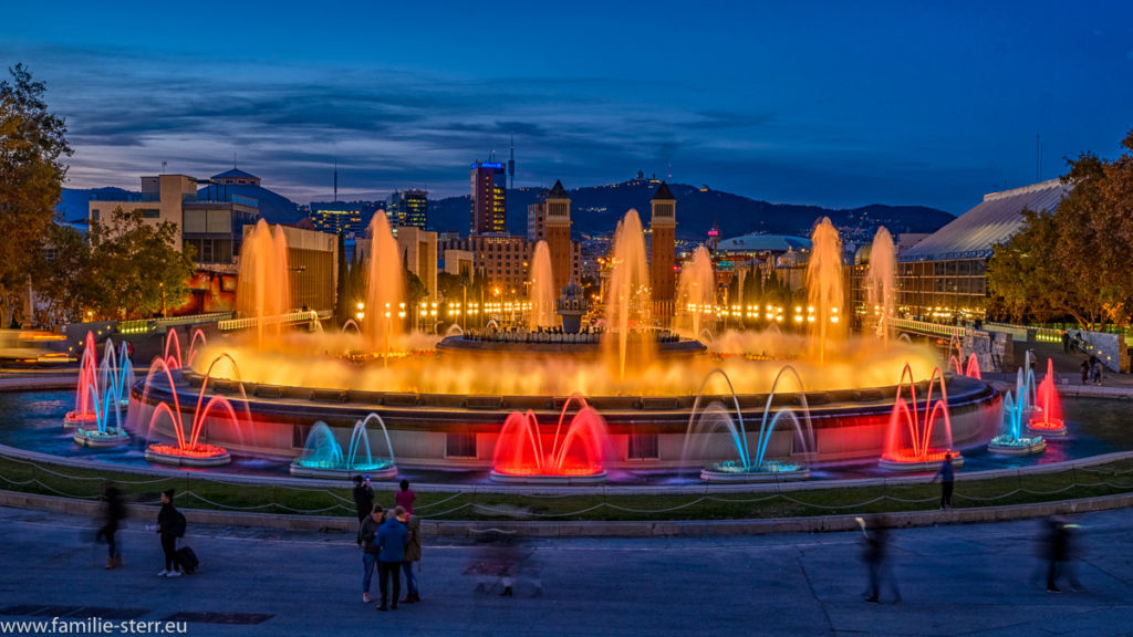 der Brunnen "Font Magica" am Montjuïc in Barcelona bei Nacht mit bunt beleuchteten Wasserfontänen