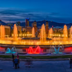 der Brunnen "Font Magica" am Montjuïc in Barcelona bei Nacht mit bunt beleuchteten Wasserfontänen